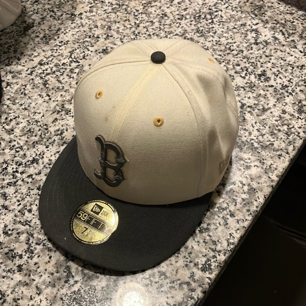 Fitted grey, cream and gold Boston hat